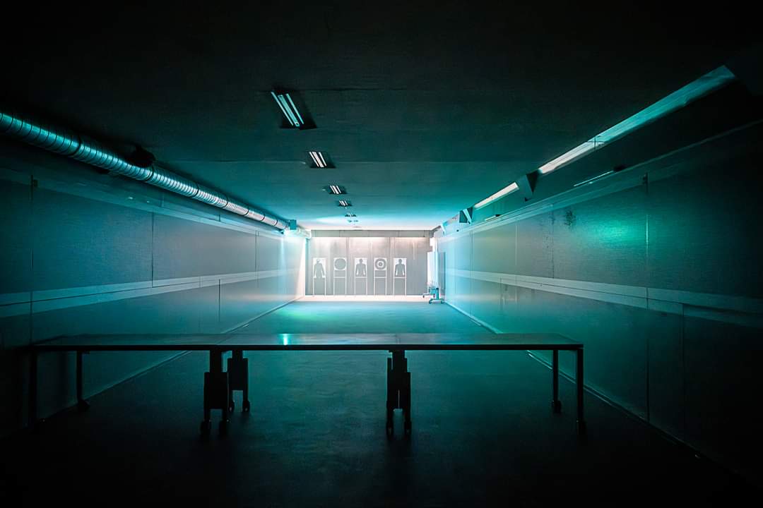 Atmosphärischer Blick in die dunkel beleuchtete Shooting Point Schiessanlage