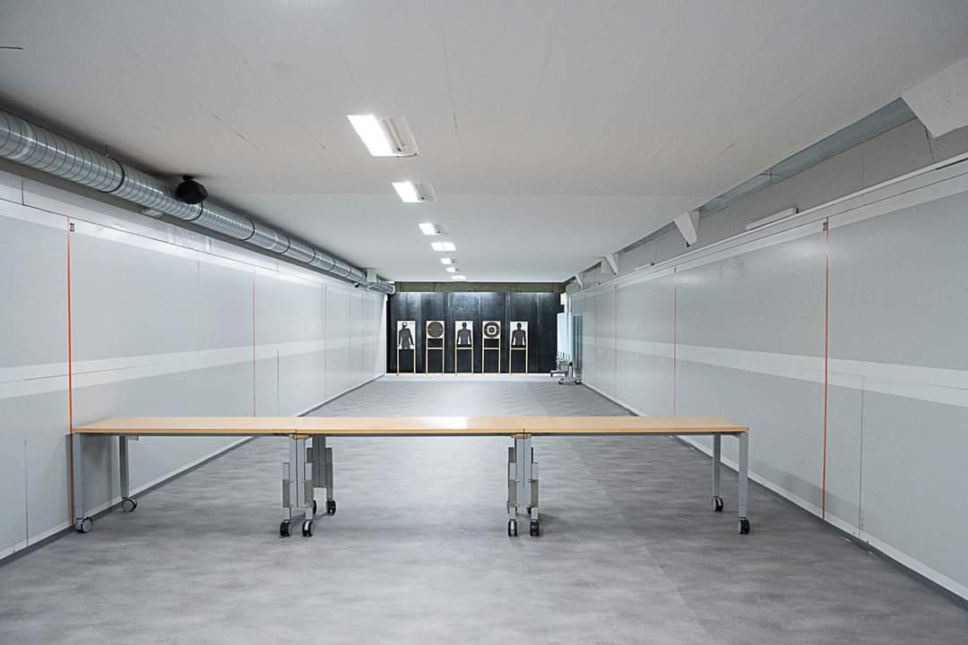 Blick durch die helle 25-Meter-Indoor-Schiessanlage von Shooting Point mit Zielscheiben